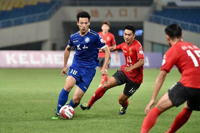 半场-王钰栋助攻米特里策破门杨聪空门中柱 浙江1-0领先青岛海牛